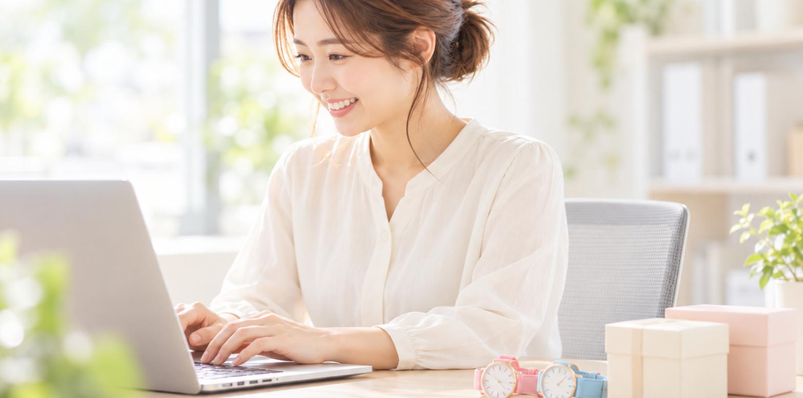 お問い合わせにパソコンで返信するスタッフ